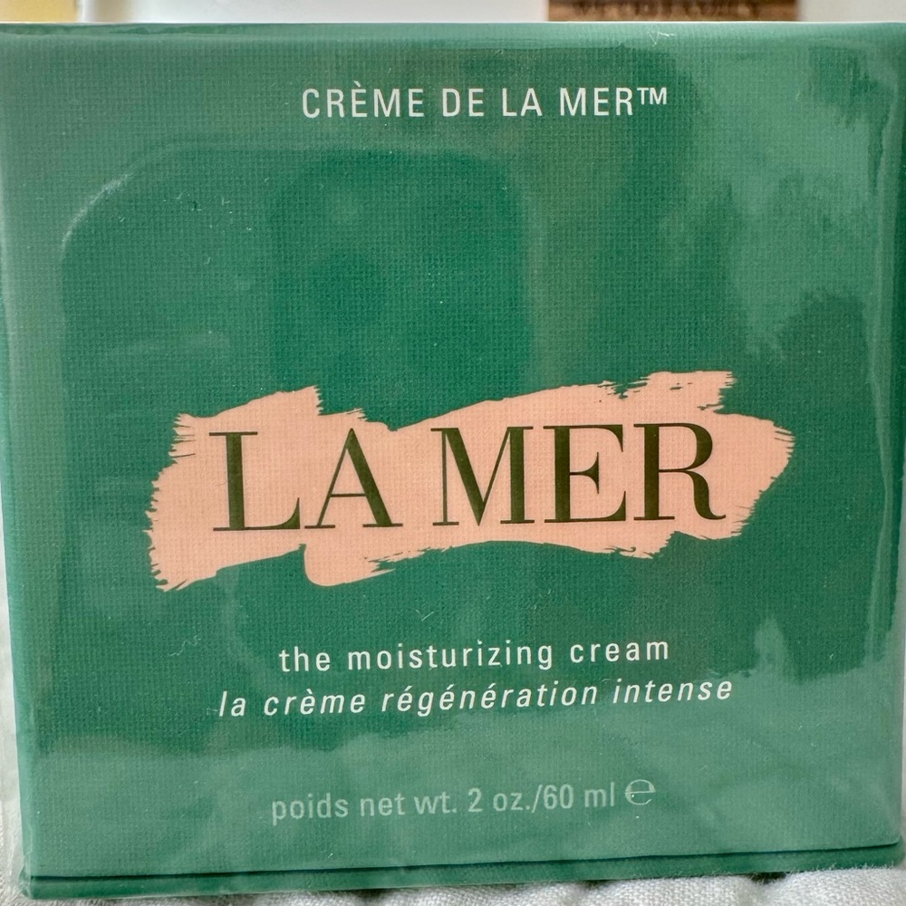 Sealed 2oz jar of Crème de la Mer the moisturizing cream